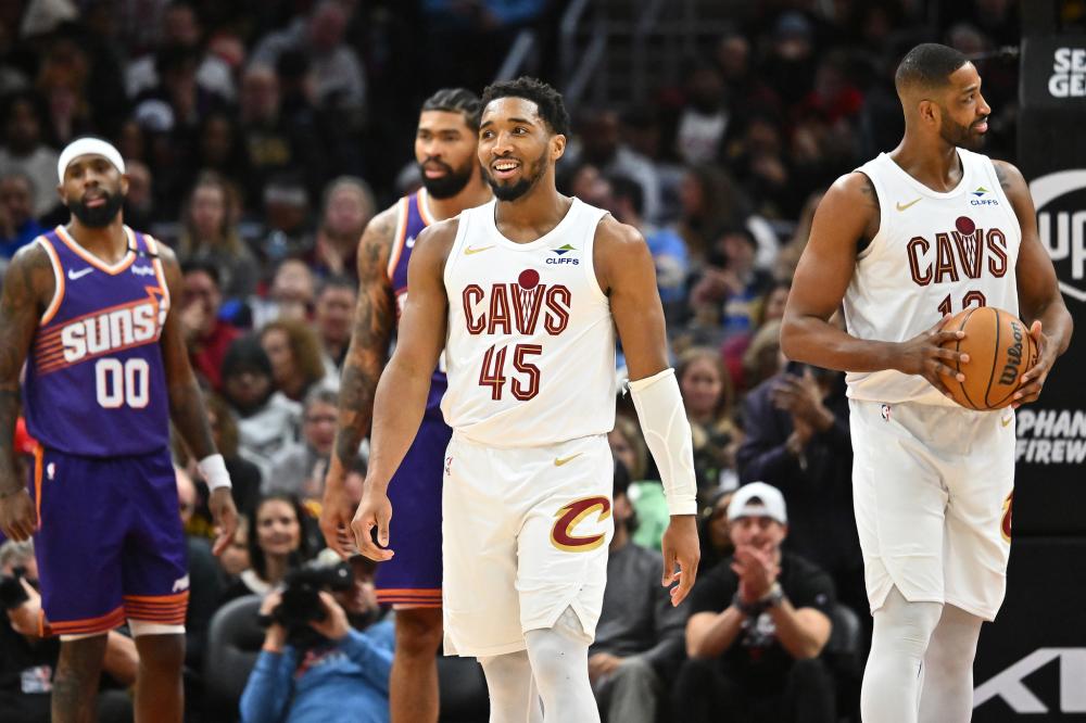 呈现出鲜明 呈现出鲜明